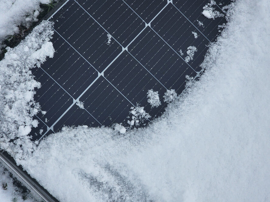 Panneaux solaires et hiver québécois : mythes, rendement et réalité.